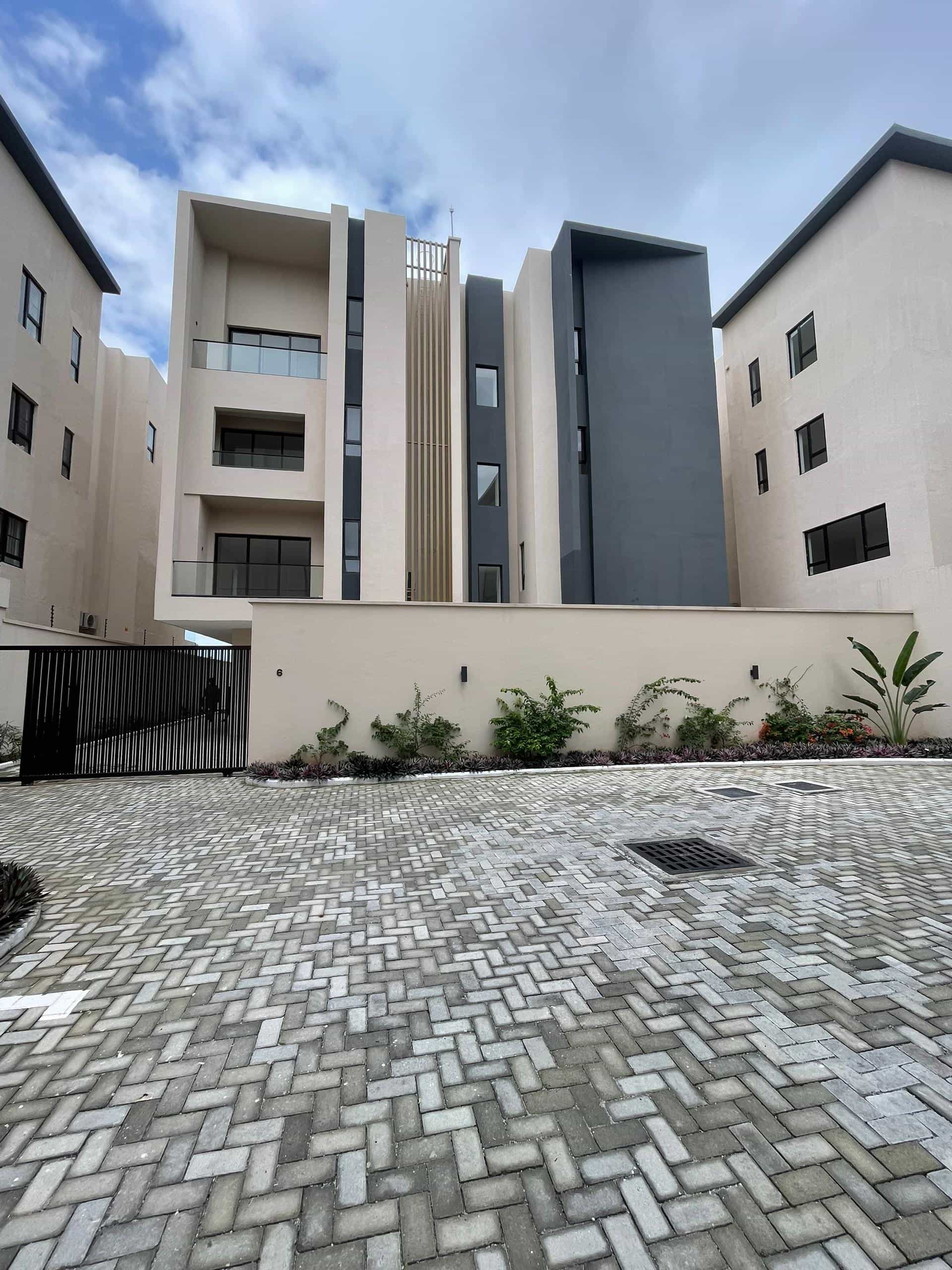 Move-in-ready five bedroom fully detached detached duplex (IKOYI5BDD01)