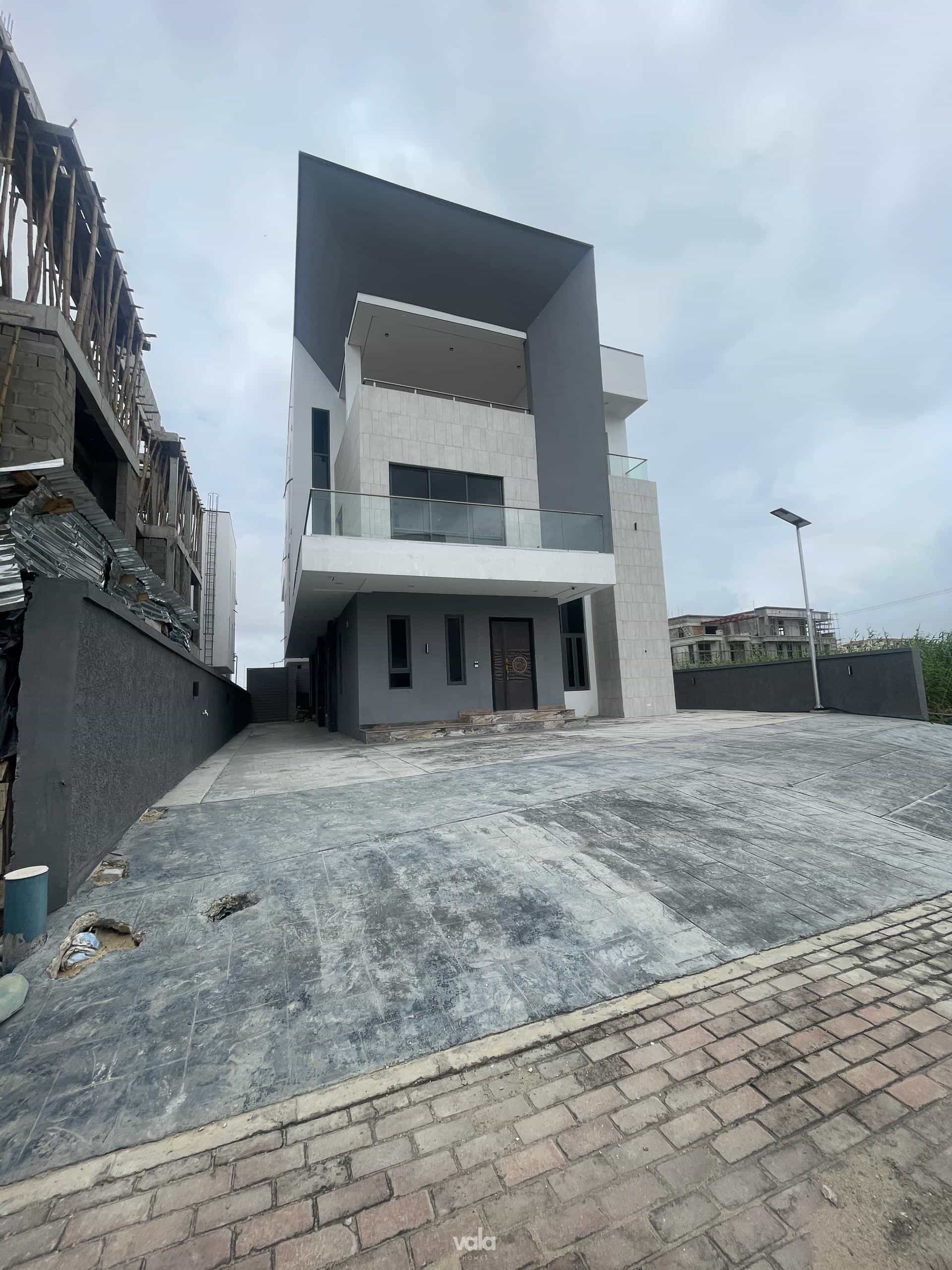 Newly built five bedroom with elevator &#038; cinema in a secure estate
